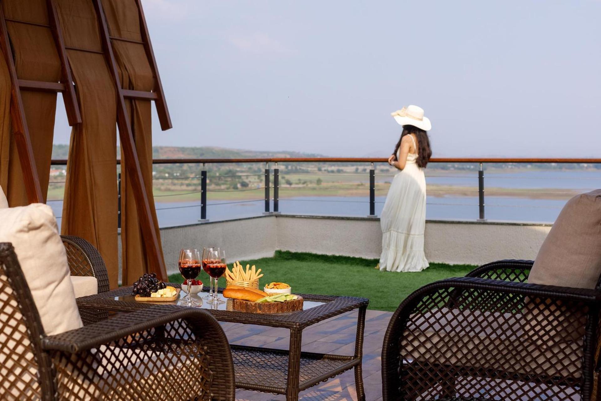 Pearl Lakeview Mansion By Stayvista - Lakeside Villa With Infinity Pool, Jacuzzi, In-House Theatre & Games Room Igatpuri Exterior photo
