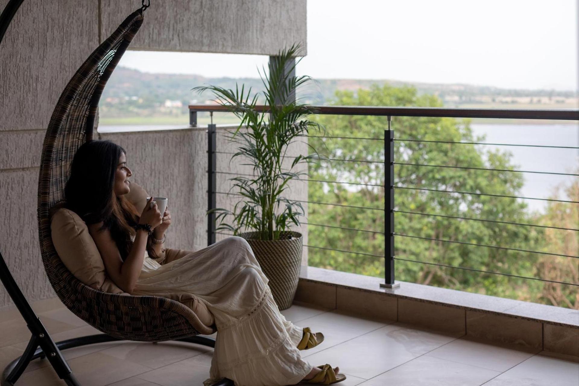 Pearl Lakeview Mansion By Stayvista - Lakeside Villa With Infinity Pool, Jacuzzi, In-House Theatre & Games Room Igatpuri Exterior photo